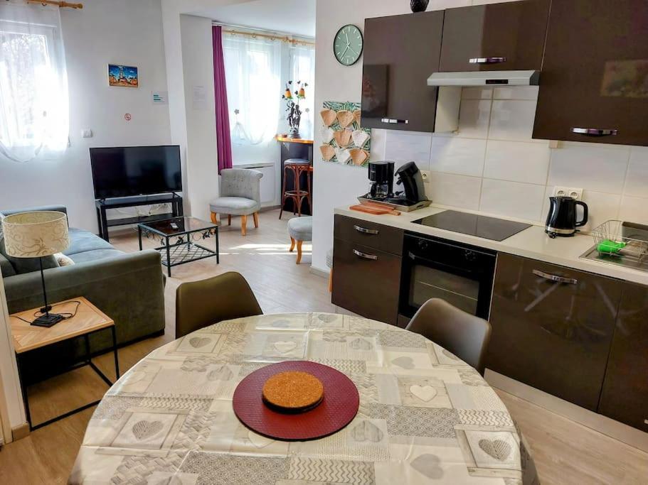 Gite 65 M2 200 M Gare T-G-V 400 M Centre-Ville Grand Parking 250 Places Gratuit Face Au Logement Arras Exterior foto